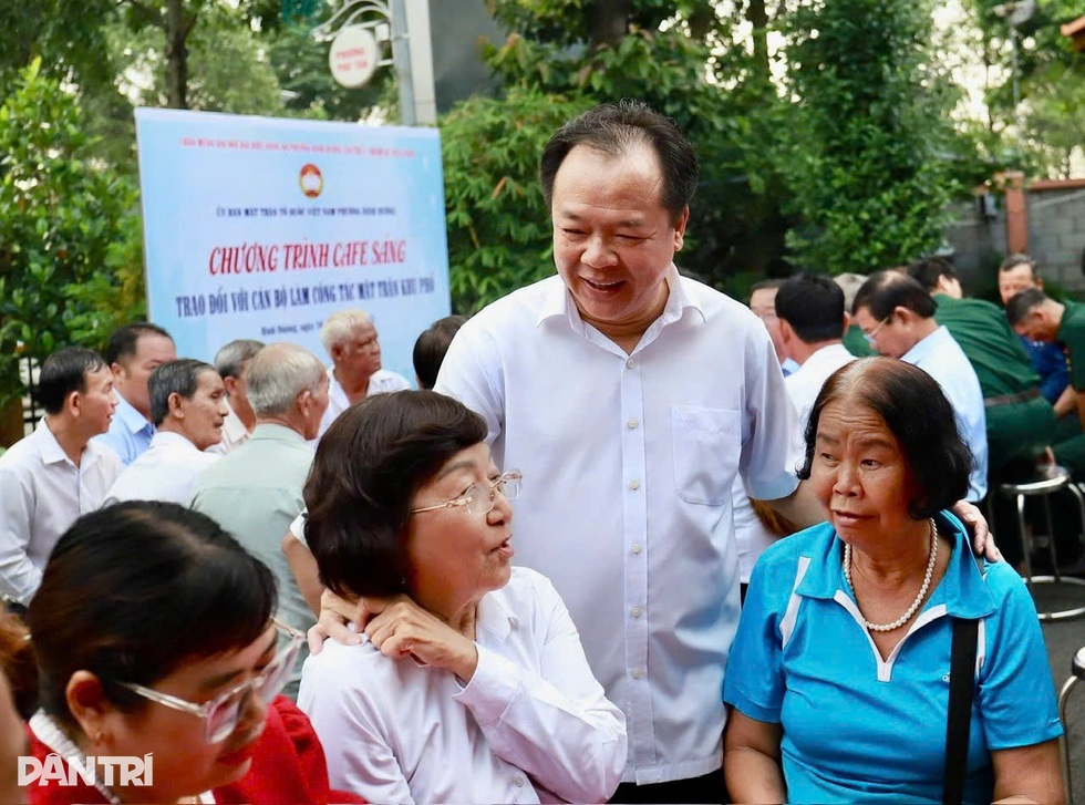 Hành chính công kiểu mới ở TPHCM: Từ quầy điểm tâm đến robot phục vụ - 3