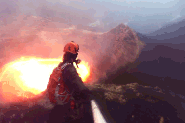 “Choáng” hình ảnh nhà thám hiểm xông vào miệng núi lửa để ghi hình