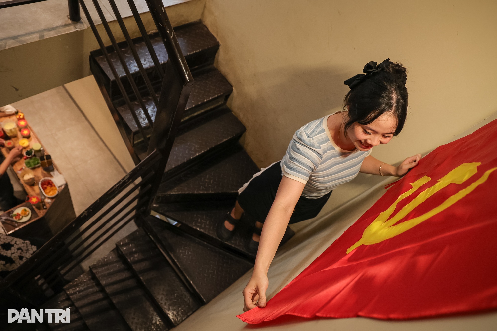 Cà phê yêu nước rực đỏ khắp Hà Nội, bán cả trăm cốc/ngày - 3 Cà phê yêu nước rực đỏ khắp Hà Nội, bán cả trăm cốc/ngày - 3
