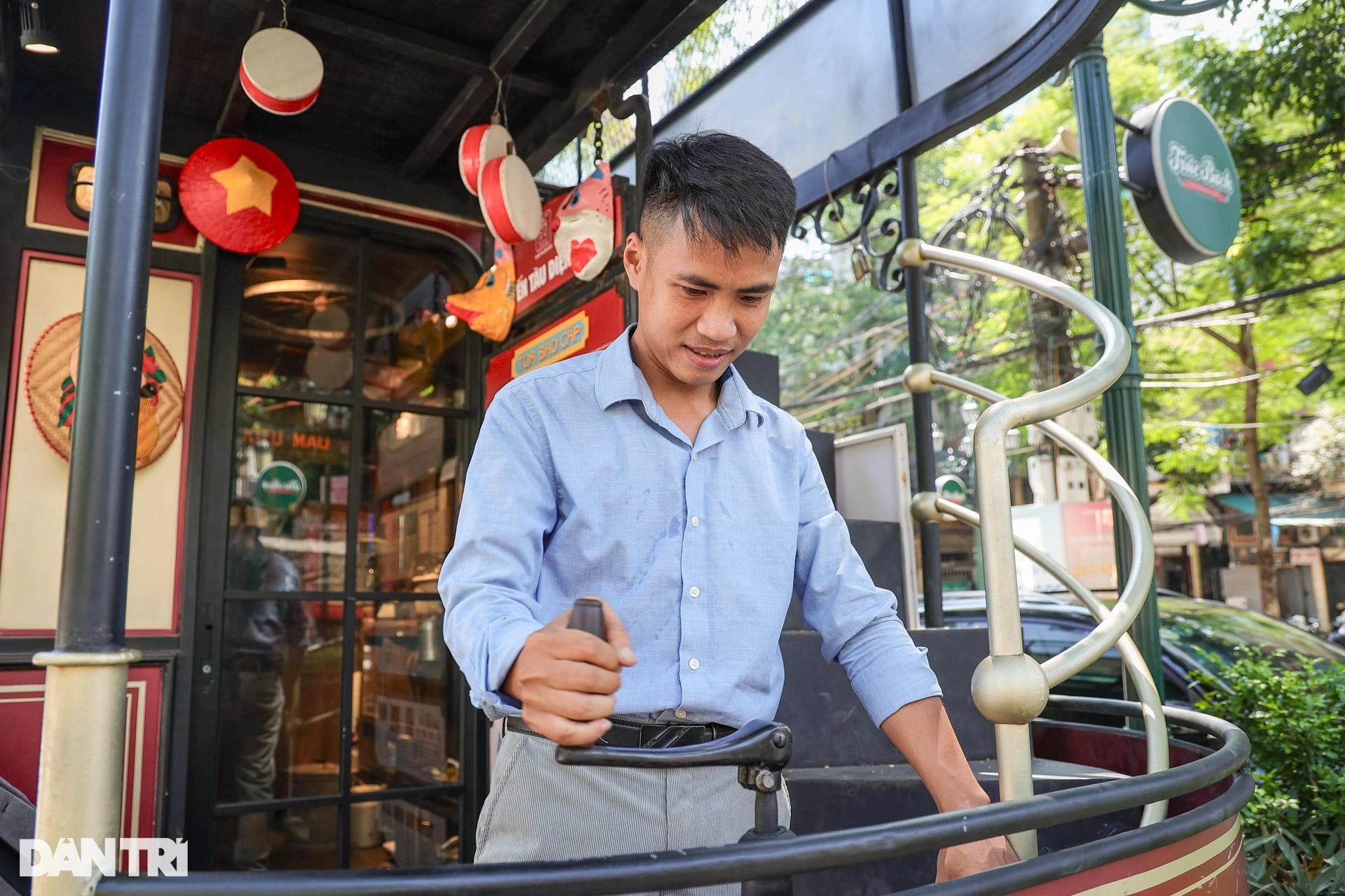 Người Hà Nội thích thú check-in với toa tàu bao cấp gợi nhớ thời gian khó - 11