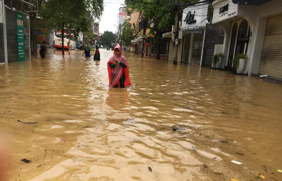 Thủy điện tiếp tục xả nước, Huế sẽ đón lũ lớn trong đêm - 2 Thủy điện tiếp tục xả nước, Huế sẽ đón lũ lớn trong đêm - 2