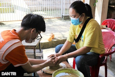 Làng gốm 500 tuổi lên "net"