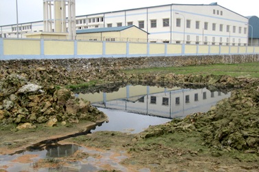 Dân kêu trời vì nước thải của hơn 2.500 công nhân