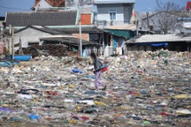 Rùng mình với "núi" rác thải trôi vào bờ biển