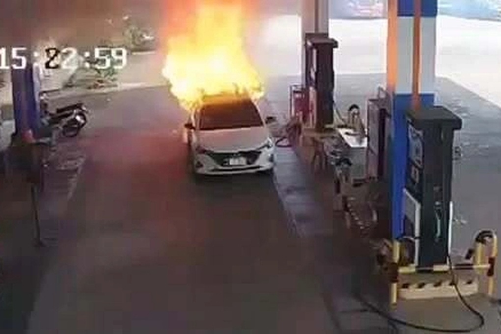Tình huống ô tô bất ngờ bốc cháy: Kỹ năng thoát hiểm trong vài giây