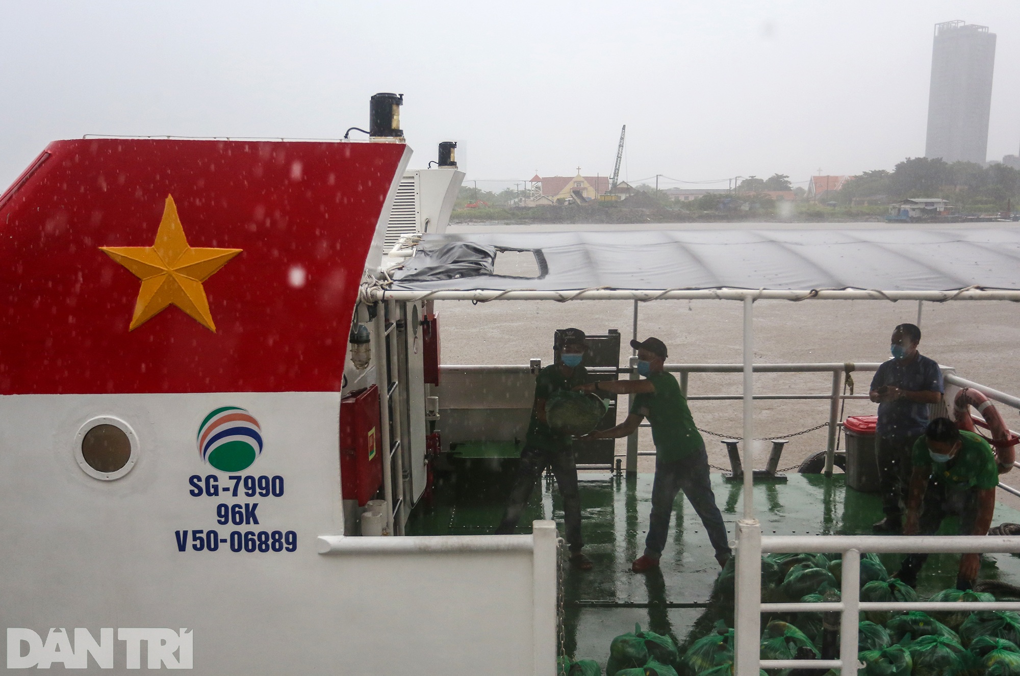 Tàu cao tốc lao như bay trên sông đưa 20 tấn rau củ miền Tây về TPHCM - 6 Tàu cao tốc lao như bay trên sông đưa 20 tấn rau củ miền Tây về TPHCM - 6