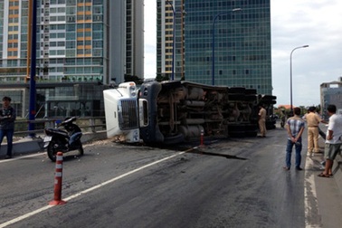 Container lật nhào trên cầu vượt