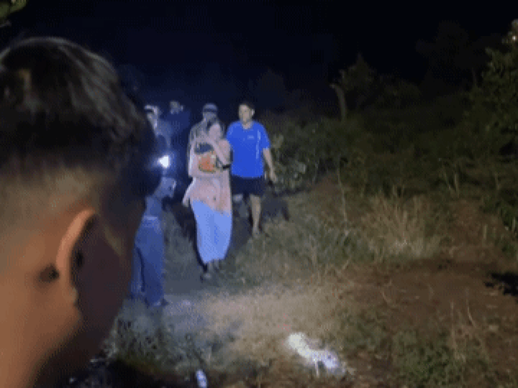 Hàng chục người đổ xô đi tìm bé trai 3 tuổi trong đêm - 2 Hàng chục người đổ xô đi tìm bé trai 3 tuổi trong đêm - 2