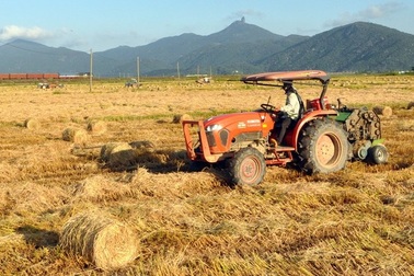 "Đội" nắng 40 độ C, nông dân kiếm tiền từ nghề cuộn rơm thuê