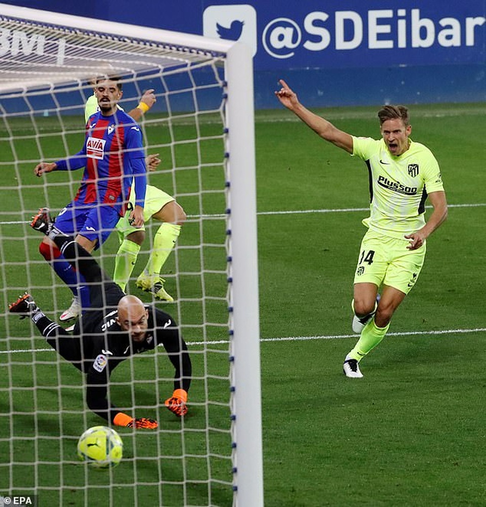 Luis Suarez lập cú đúp, Atletico hơn Real Madrid đến 7 điểm - 2 Luis Suarez lập cú đúp, Atletico hơn Real Madrid đến 7 điểm - 2