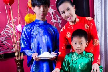 Hoa hậu Thu Hoài cùng các con đón Trung thu