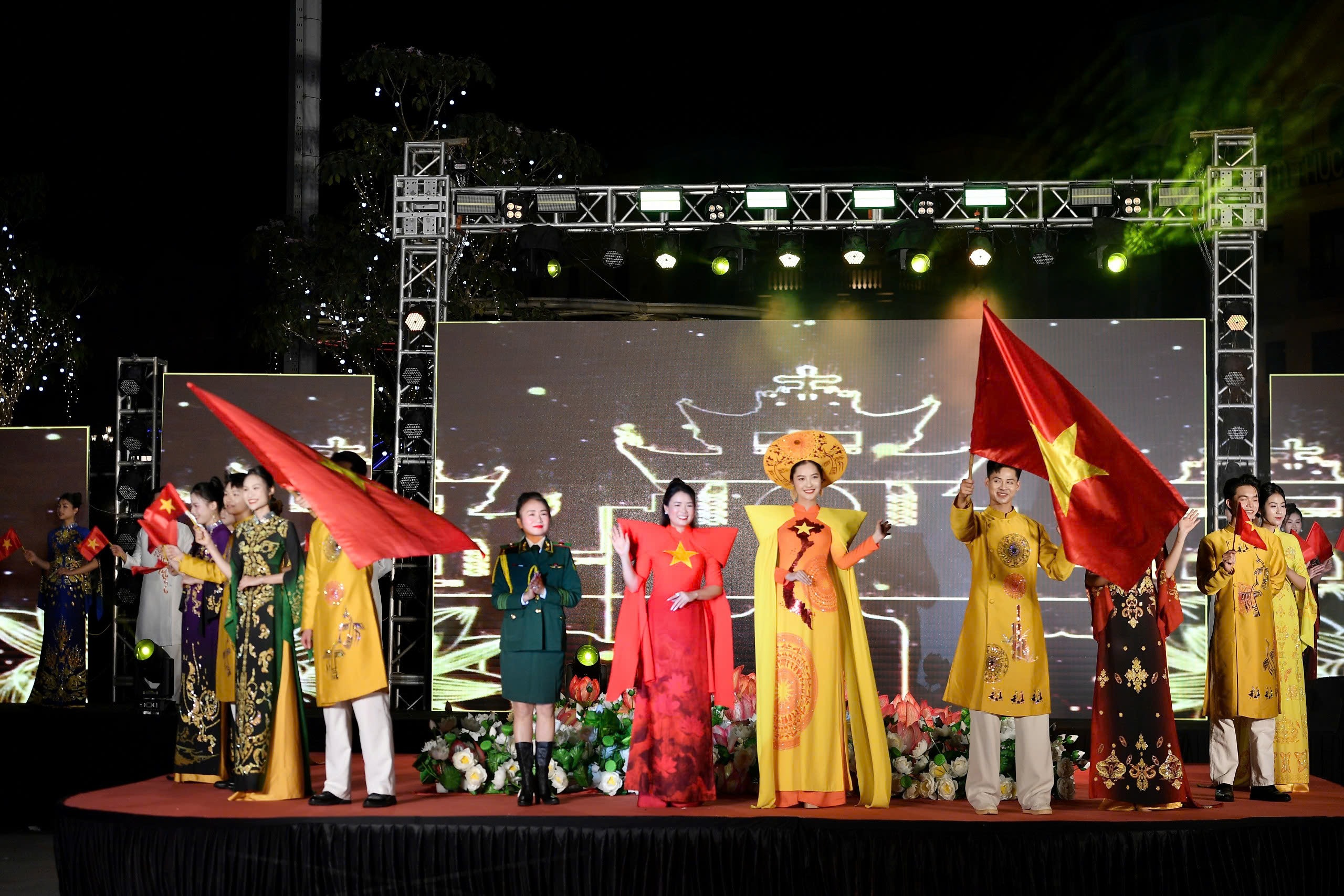 Miss Nong Thuy Hang performs Ao Dai inspired by the shape of the country - 8 Hoa hậu Nông Thúy Hằng trình diễn áo dài lấy cảm hứng từ dáng hình đất nước - 8