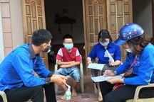 Nghệ An: Đoàn viên thanh niên gõ cửa từng nhà tuyên truyền khai báo y tế