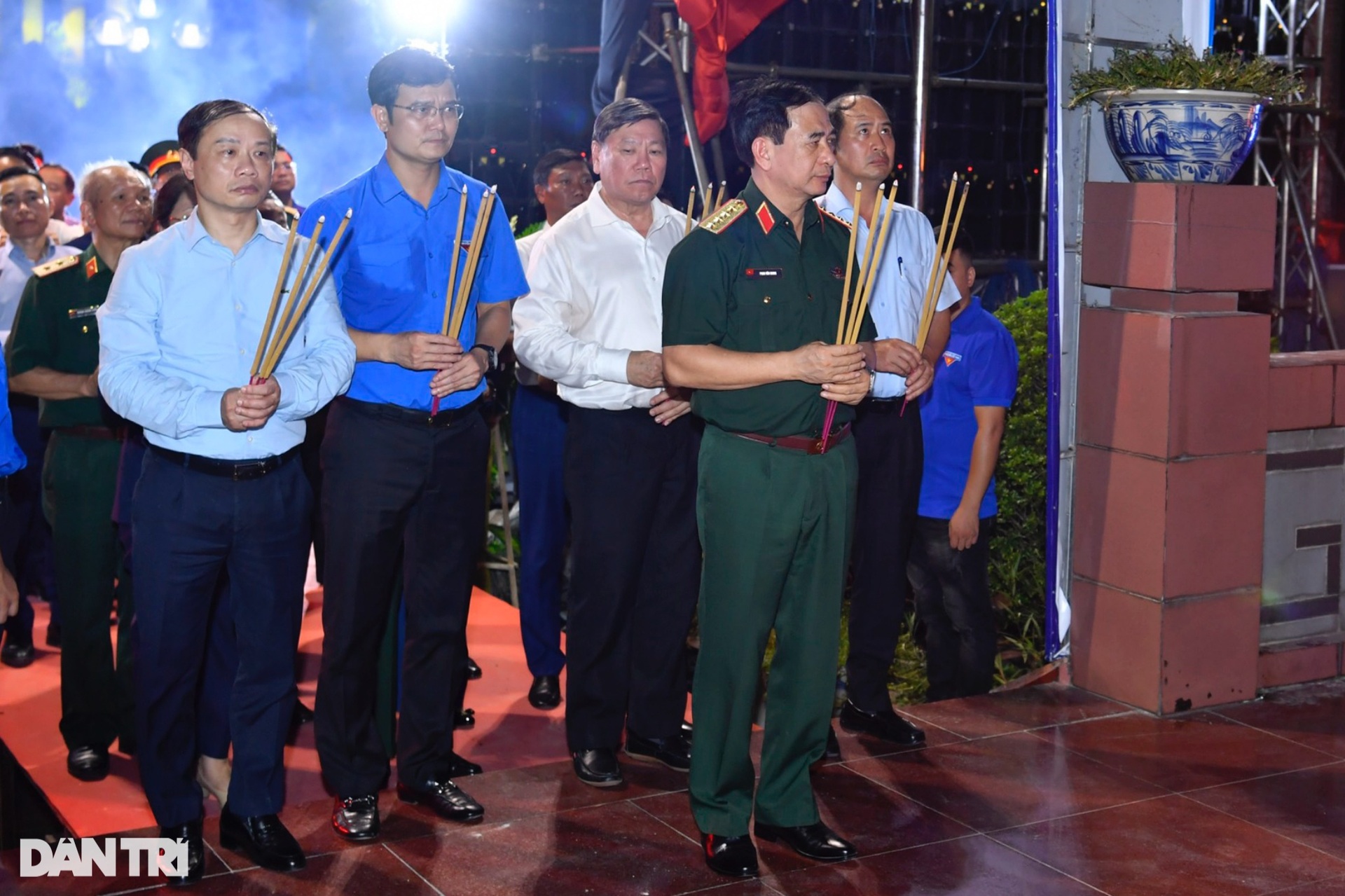 Bộ trưởng Quốc phòng Phan Văn Giang tri ân các anh hùng liệt sĩ tại Hà Nội - 2 Bộ trưởng Quốc phòng Phan Văn Giang tri ân các anh hùng liệt sĩ tại Hà Nội - 2