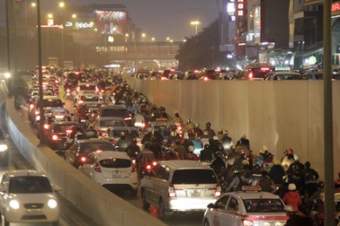 Đường phố Hà Nội kẹt cứng trong đêm Noel