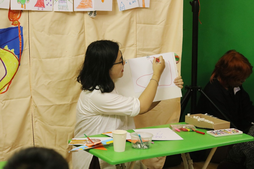 Mẹ tìm nghìn cách lạ nuôi con tự kỷ: Ru bằng xe máy, nói chuyện với gương - 2