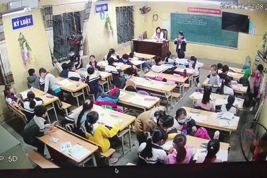 Học sinh làm việc riêng trong giờ học của cô Tuất