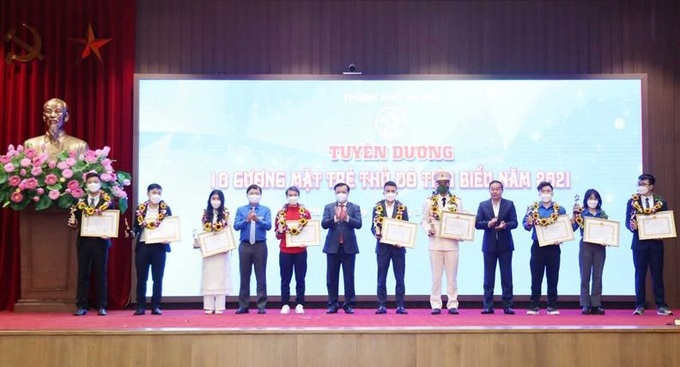 Bí thư Thành ủy Đinh Tiến Dũng và các đồng chí lãnh đạo UBND thành phố, Trung ương Đoàn đã trao cúp, Bằng khen và tặng hoa chúc mừng các gương mặt trẻ tiêu biểu.