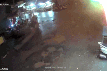 TPHCM: Đi xe máy lên vỉa hè, rơi hố sâu hơn 3m ven đường