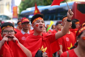 Cổ động viên Việt Nam hâm nóng bầu không khí tại sân Rizal Memorial