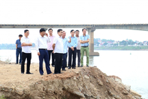 Sạt lở bờ sông Đà "uy hiếp" cuộc sống của 150 hộ dân ở Phú Thọ