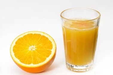 Dễ hỏng răng vì uống nước cam