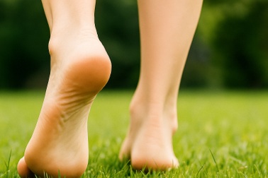5 lợi ích sức khỏe khi đi chân trần