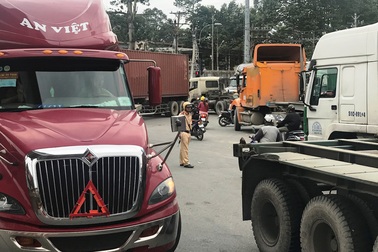 Cửa ngõ TPHCM ùn tắc nghiêm trọng chiều cuối tuần