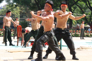 Chiến sĩ công an dùng mắt, yết hầu uốn cong thanh sắt