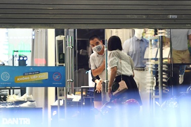 Các tuyến phố "thời trang" ở Hà Nội mở cửa lấp lửng bán hàng giữa mùa dịch