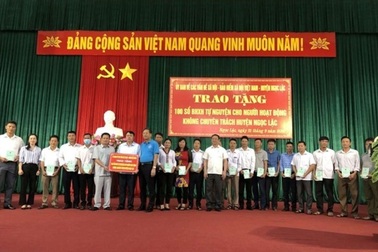 Tặng sổ BHXH cho cán bộ không chuyên trách thôn, bản