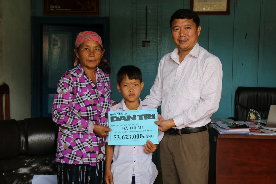 Bà cháu ăn cơm trắng chan nước lã nhường cơm học trò nghèo - 1 Bà cháu ăn cơm trắng chan nước lã nhường cơm học trò nghèo - 1