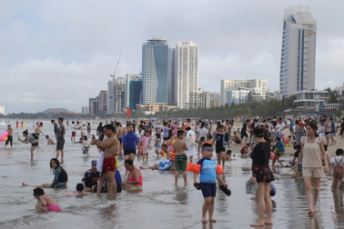 Công viên nước, biển Đà Nẵng đông đúc ngày nghỉ lễ