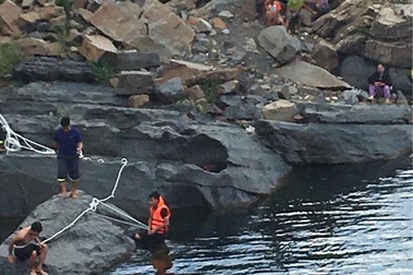 Trục vớt thi thể nam thanh niên bị trượt chân rơi xuống nước mất tích