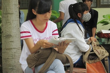 Lo kẹt xe, nhiều thí sinh ở lại trường thi ôn bài