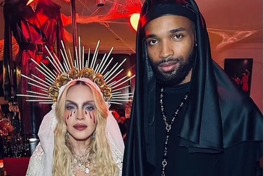 Chuyện tình ngọt ngào của nữ hoàng nhạc pop Madonna và bạn trai kém 29 tuổi