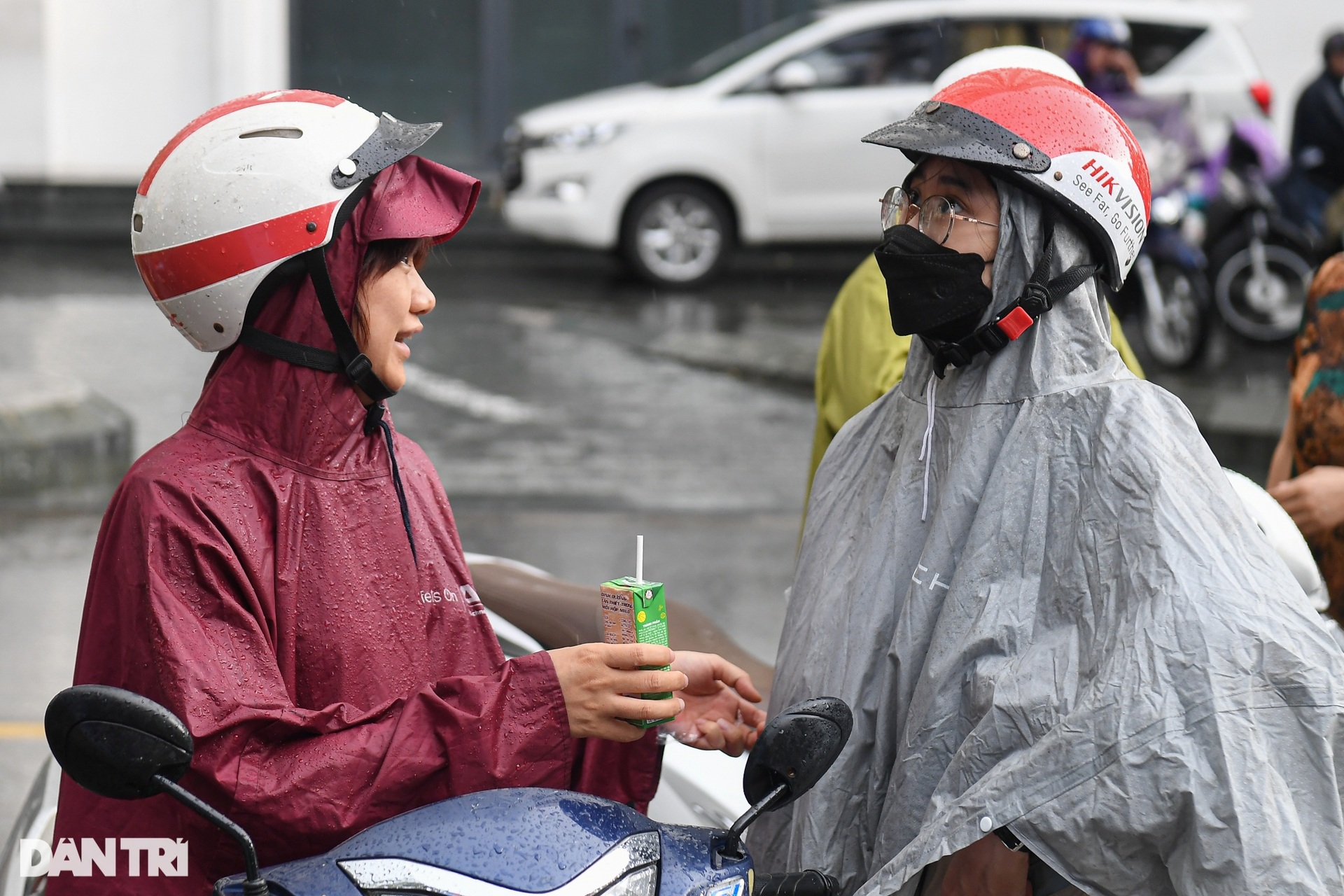 Thí sinh ôm đầu lo lắng, căng thẳng trước giờ thi môn ngữ văn - 5 Thí sinh ôm đầu lo lắng, căng thẳng trước giờ thi môn ngữ văn - 5