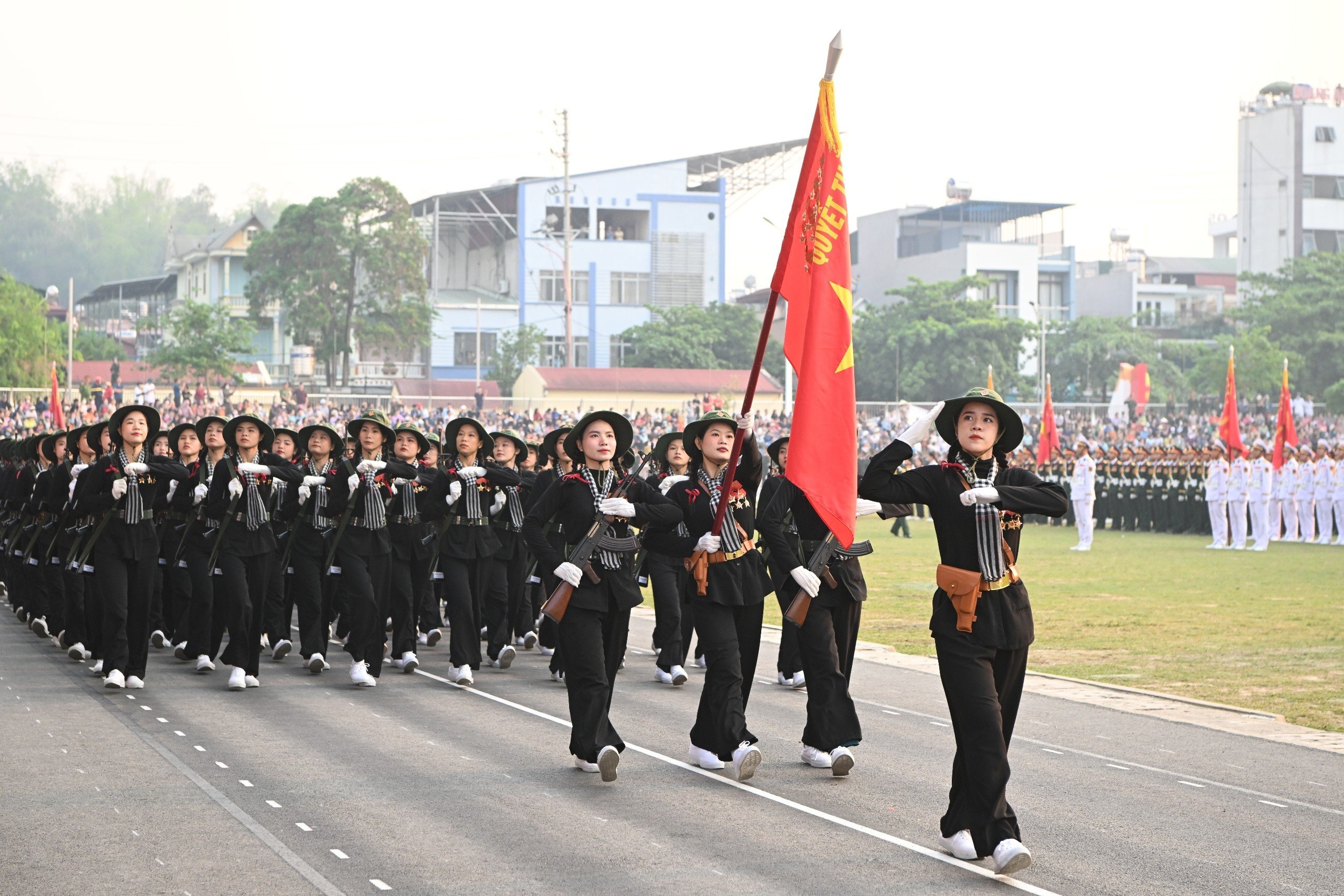 Người dân ngồi chật kín SVĐ Điện Biên xem hợp luyện diễu binh, diễu hành - 9