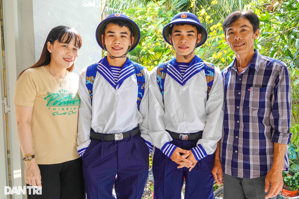 2 cặp sinh đôi ở Cần Thơ: Nhập ngũ phải cùng đi, cùng về - 1 2 cặp sinh đôi ở Cần Thơ: Nhập ngũ phải cùng đi, cùng về - 1