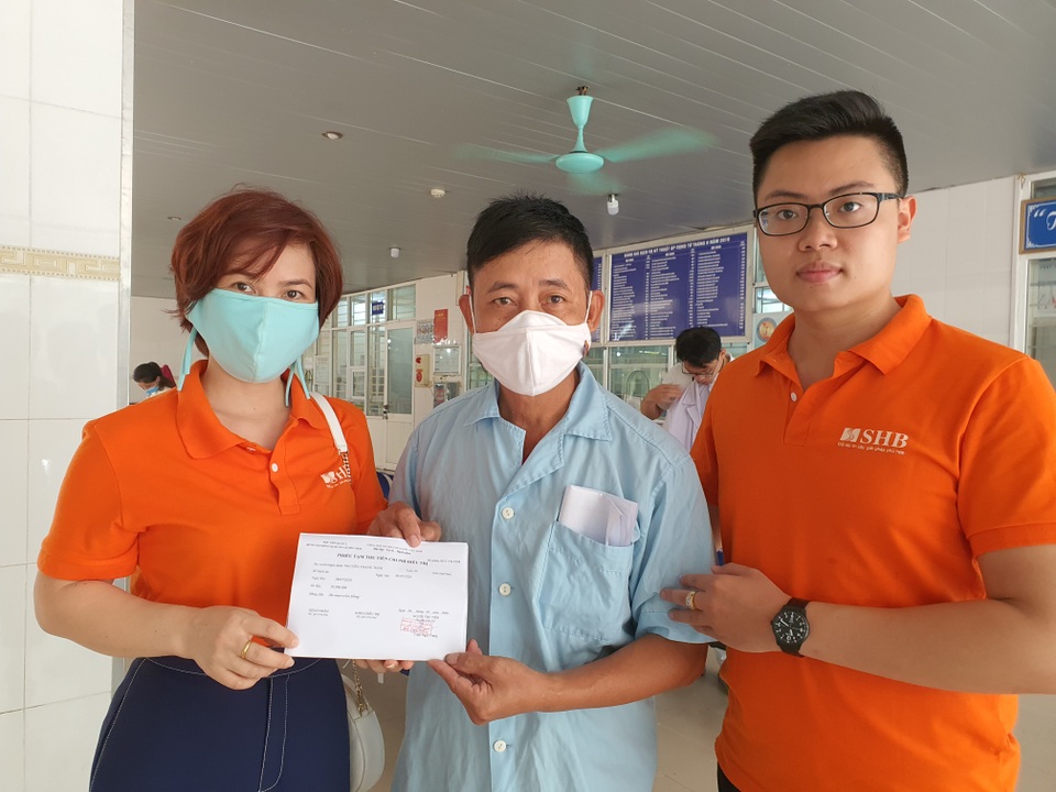 Tiếp tục trao 30 triệu đồng đến người đàn ông nguy kịch - 2 Tiếp tục trao 30 triệu đồng đến người đàn ông nguy kịch - 2