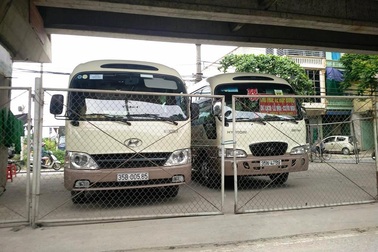 Gầm cầu vượt bị “xẻ thịt” biến thành bãi đỗ xe cho thuê giá… bèo?