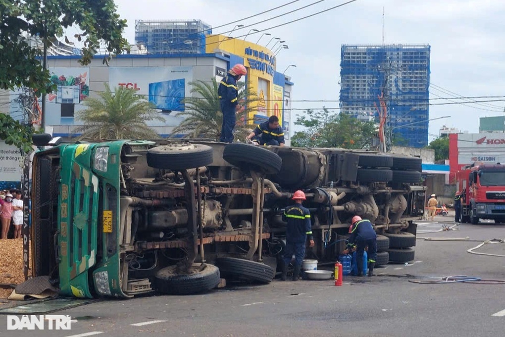 1. Tai nạn kinh hoàng: Xe tải chở dăm gỗ lật, đè lên xe máy, 3 người tử vong.