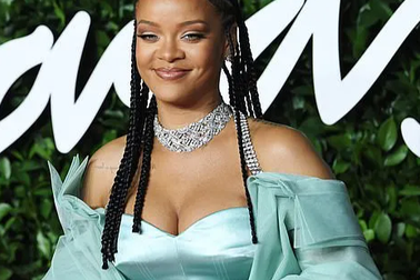 Rihanna diện váy trễ nải dự lễ trao giải thời trang Anh quốc
