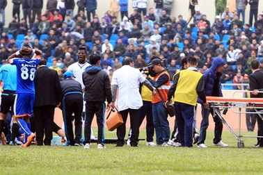 Cầu thủ Than Quảng Ninh gãy gập cổ chân