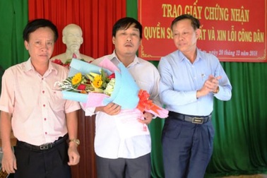 Lãnh đạo huyện trực tiếp xin lỗi dân vì chậm cấp sổ đỏ