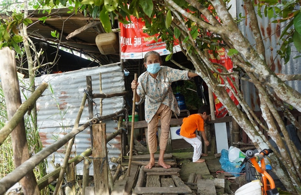 Cậu bé mồ côi mẹ và người cha bán vé số lao đao bởi đại dịch Covid-19 - 3 Cậu bé mồ côi mẹ và người cha bán vé số lao đao bởi đại dịch Covid-19 - 3