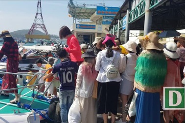 Du khách đến Nha Trang tham quan bằng đường thủy