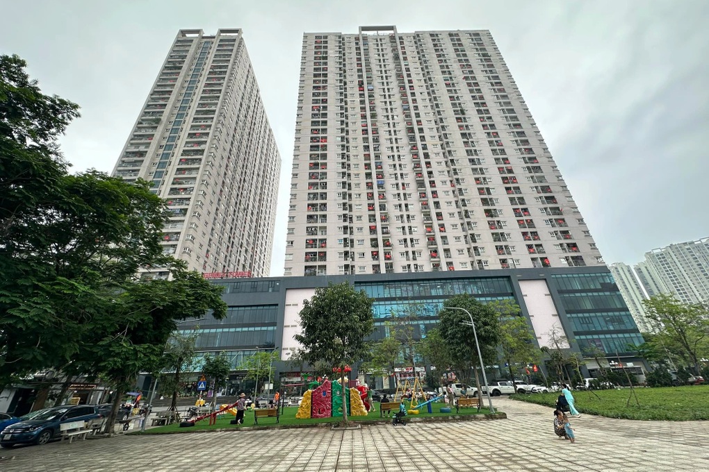 Người dân chung cư ở Hà Nội bất ngờ nhặt được cục tiền từ trên cao xuống - 2 Người dân chung cư ở Hà Nội bất ngờ nhặt được cục tiền từ trên cao xuống - 2