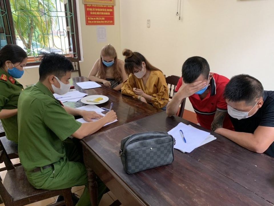 Nhóm nam nữ thuê khách sạn để bay lắc giữa thời điểm dịch Covid-19 - 1 Nhóm nam nữ thuê khách sạn để bay lắc giữa thời điểm dịch Covid-19 - 1