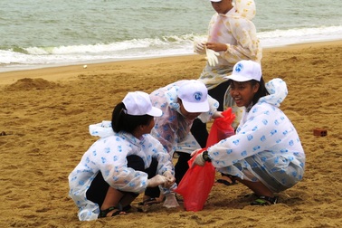 Phú Yên: Hàng trăm học sinh đội mưa dọn rác trên bãi biển